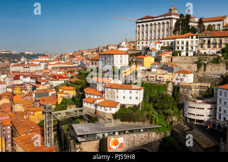 Portugal, Porto, Erhöhte Ansicht der Stadtteil Ribeira Weltkulturerbe, von Luis I Brücke Boot auf dem Fluss Douro Stockfoto