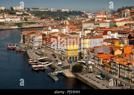 Portugal, Porto, Erhöhte Ansicht von Ribeira Weltkulturerbe Bezirk von Luis I Brücke Stockfoto