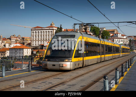 Portugal, Porto, Ribeira Metro do Porto suburban Light Rail Train crossing Luis I Brücke Stockfoto