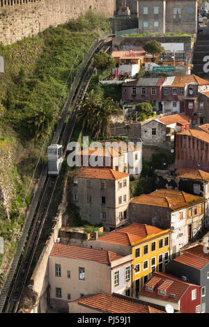 Portugal, Porto, Ribeira dos Guindais Funicular, guindais Funicular aufsteigend Hill Stockfoto