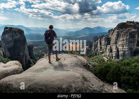 Meteore oder Meteora mit orthodoxen Klöstern, Panoramaaussicht von der Hochebene in das Tal von Thessalien Stockfoto