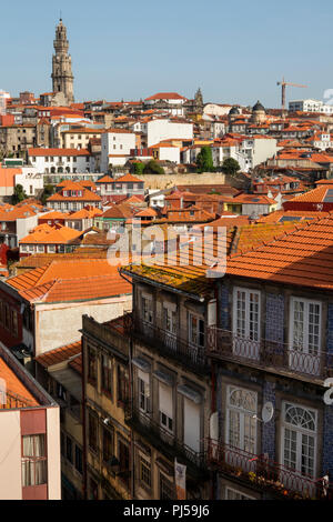 Portugal, Porto, Erhöhte Ansicht von Ribeira Weltkulturerbe Bezirk von Luis I Brücke Stockfoto