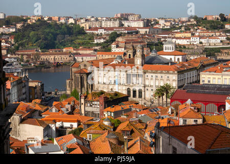 Portugal, Porto, Erhöhte Ansicht von Ribeira Weltkulturerbe Bezirk von Luis I Brücke Stockfoto