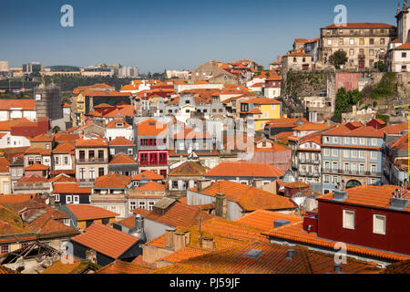 Portugal, Porto, Erhöhte Ansicht von Ribeira Weltkulturerbe Bezirk von Luis I Brücke Stockfoto