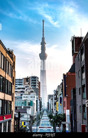 Kinshicho, Tokyo/Japan - Juni 22, 2018: Die Hauptstraße nach Tokio Skytree bei Sonnenaufgang Stockfoto