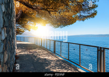 Einen Weg entlang der Küste. Brela, Kroatien. Stockfoto