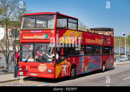 Portugal, Porto, Stadtteil Ribeira, City Sightseeing öffnen überstieg, Hop on, hop off Tour bus Stockfoto