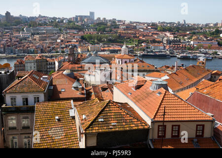 Portugal, Porto, Ribeira, Dächer, Blick nach Süden in Richtung Fluss Douro Weinkeller Bezirk Stockfoto