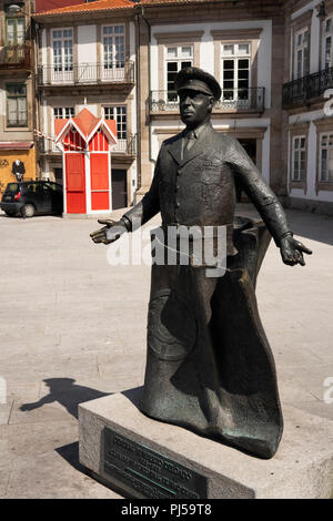 Portugal, Porto, Praha de Carlos Alberto, Statue von General Humberto Delgado und Quiosque da Ramadinha kiosk Stockfoto