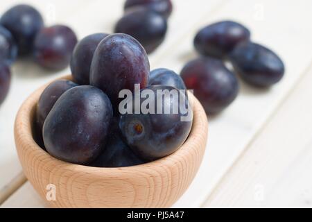 Pflaumen. Nahaufnahme auf hölzerne Schüssel voller gemeinsamen süße Frucht Stockfoto