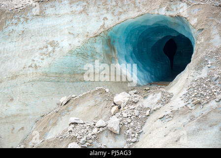 Eingang einer Eishöhle im Gletscher Mer de Glace in Chamonix Mont Blanc Massiv, die Alpen, Frankreich Stockfoto