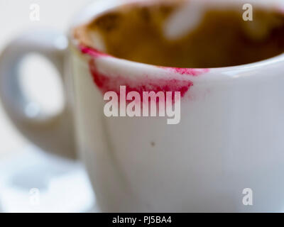 Ein Porzellan weiße Tasse Espresso Kaffee mit roten Lippenstift Zeichen einer Frau gekennzeichnet Stockfoto