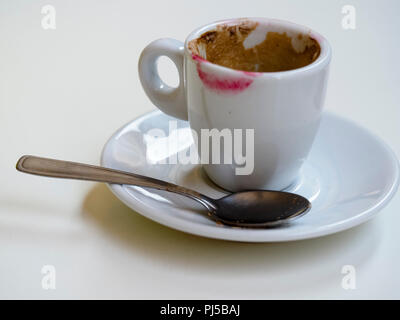 Ein Porzellan weiße Tasse Espresso Kaffee mit roten Lippenstift Zeichen einer Frau gekennzeichnet Stockfoto