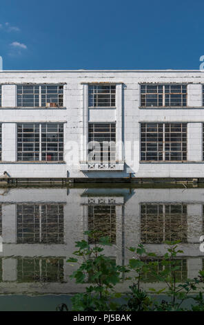 Modernistischen, Art Deco Stil Autohaus für Rootes auf dem Fluss Len im Mill Street, Maidstone gebaut. 1938 von den Architekten Howard und Souser abgeschlossen. Stockfoto