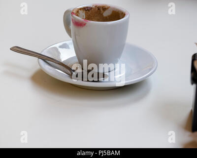 Ein Porzellan weiße Tasse Espresso Kaffee mit roten Lippenstift Zeichen einer Frau gekennzeichnet Stockfoto