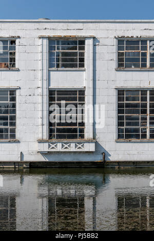 Modernistischen, Art Deco Stil Autohaus für Rootes auf dem Fluss Len im Mill Street, Maidstone gebaut. 1938 von den Architekten Howard und Souser abgeschlossen. Stockfoto