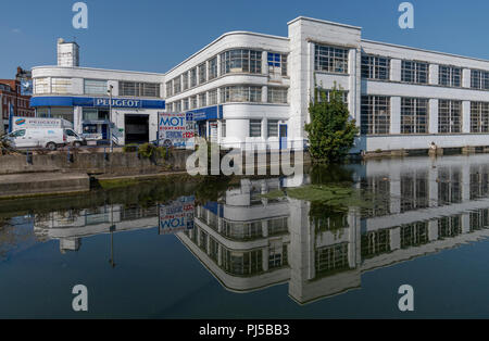 Modernistischen, Art Deco Stil Autohaus für Rootes auf dem Fluss Len im Mill Street, Maidstone gebaut. 1938 von den Architekten Howard und Souser abgeschlossen. Stockfoto