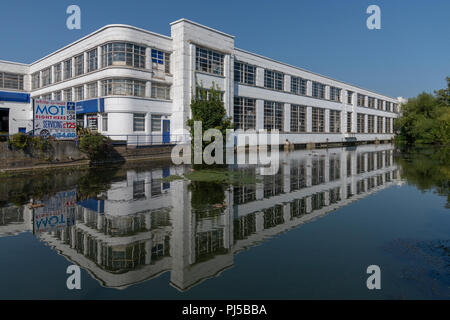 Modernistischen, Art Deco Stil Autohaus für Rootes auf dem Fluss Len im Mill Street, Maidstone gebaut. 1938 von den Architekten Howard und Souser abgeschlossen. Stockfoto