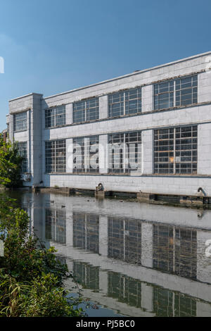 Modernistischen, Art Deco Stil Autohaus für Rootes auf dem Fluss Len im Mill Street, Maidstone gebaut. 1938 von den Architekten Howard und Souser abgeschlossen. Stockfoto