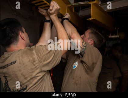 180828-N-ND 356-0099 Pearl Harbor (Aug. 28, 2018) USS Missouri Chief Petty Officer (CPO) Legacy Akademie Klasse 019 Mitglieder arbeiten gemeinsam in einem Team building Training während einer Schlacht Stationen Evolution an Bord der USS Missouri. Die CPO Legacy Academy ist ein 6-tägiger Kurs, in dem die Chief Petty officers und selectees an Bord der USS Battleship Missouri Memorial leben und in der Erhaltung Aktivitäten, Leadership Training, Szenarien reenact, dass an Bord der USS Missouri stattfand teil, und erfahren Sie mehr über die Geschichte und das Erbe der US Navy und CPO Gemeinschaft. Die CPO Legacy Akademie hat Stockfoto