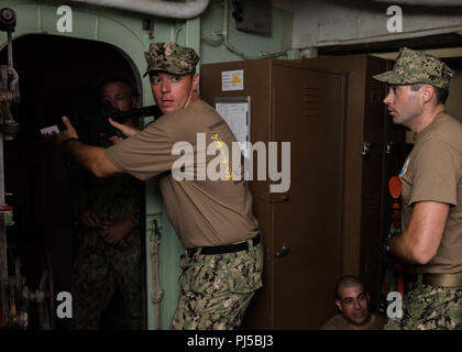 180828-N-ND 356-0126 Pearl Harbor (Aug. 28, 2018) USS Missouri Chief Petty Officer (CPO) Legacy Akademie Klasse 019 Mitglieder simulieren, mit denen ein Schiff während einer Schlacht Stationen Evolution an Bord der USS Missouri. Die CPO Legacy Academy ist ein 6-tägiger Kurs, in dem die Chief Petty officers und selectees an Bord der USS Battleship Missouri Memorial leben und in der Erhaltung Aktivitäten, Leadership Training, Szenarien reenact, dass an Bord der USS Missouri stattfand teil, und erfahren Sie mehr über die Geschichte und das Erbe der US Navy und CPO Gemeinschaft. Die CPO Legacy Akademie stattgefunden hat, aboa Stockfoto