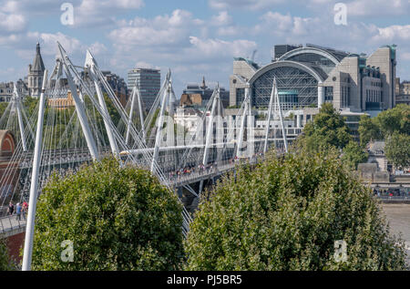 Hungerford Brücke und Charing Cross Station von der Oberseite der Festival Hall. Diese Seite der Station ist ein modernes Gebäude, das von Terry Farrell. Stockfoto