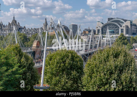 Hungerford Brücke und Charing Cross Station von der Oberseite der Festival Hall. Diese Seite der Station ist ein modernes Gebäude, das von Terry Farrell. Stockfoto