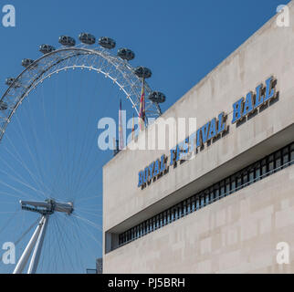 Die Royal Festival Hall auf der Southbank mit dem London Eye im Hintergrund Stockfoto