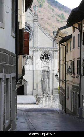 Fassade der Kathedrale von Gemona eine Stadt in Italien und die schmale Straße Stockfoto