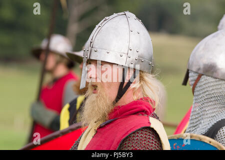 Mittelalterliche Schlacht Re-enactment mit Männern tragen einen Spangenhelm Helm Stockfoto