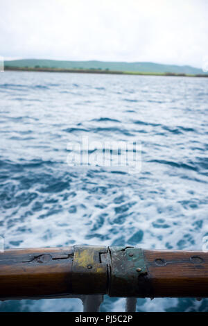 Foto Blick auf einen hölzernen Rampe vom Deck des Schiffes auf der kroatischen Insel Susak Stockfoto