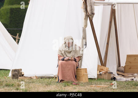 Mittelalterliche Nachstellung des Lebens in einem Lager mit einer Frau In historischen Kostümen gekleidet Stockfoto
