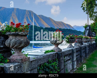 Herrliche Ausblicke auf die Berge und den See von einem blühenden terrace.Como See, Italien Stockfoto