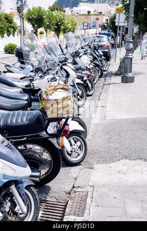 Motorräder in Reihe auf Straßen von Italien. Abstrakte Foto. Stockfoto