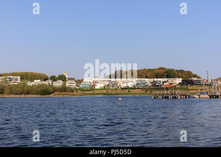 Phoenixsee, ein beliebter städtischer Freizeit- und Erholungssee in Horde, Dortmund, und moderne Wohnarchitektur, Nordrhein-Westfalen, NRW, Deutschland Stockfoto