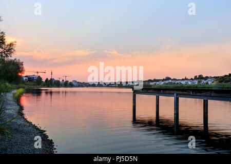 Sonnenuntergang bei Phoenix sehen, auch Phoenixsee oder Phoenix-See, einem beliebten städtischen See in der Horde, Dortmund, Nordrhein-Westfalen, Deutschland Stockfoto