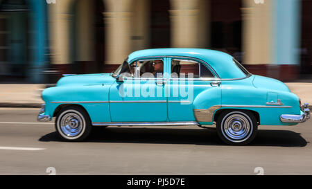 Blau 1950s American Classic Car, Panning Bewegungsunschärfe Schuß in Havanna, Kuba Stockfoto