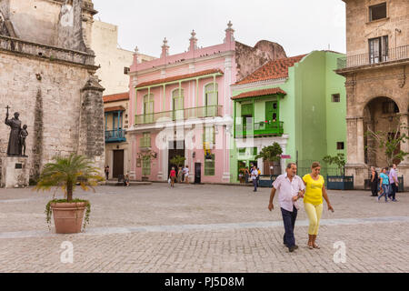 Die Menschen auf der Plaza de San Francisco de Asís, restaurierten historischen Gebäude und Geschäfte in der Altstadt von Havanna, Kuba Stockfoto