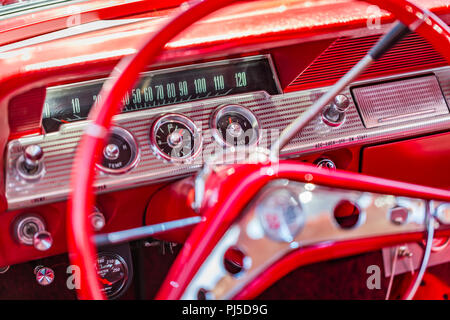 Flache Tiefenschärfe Nahaufnahme des Armaturenbretts Instrumentierung Details auf 1962 Chevrolet Impala. Stockfoto