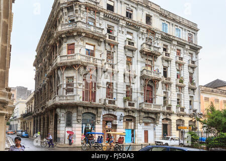 Marode und brüchig, historischen Gebäude und Architektur Regendusche, Habana Vieja, Havanna, Kuba Stockfoto