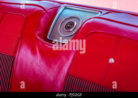 Flache Tiefenschärfe Nahaufnahme des Rücksitzes Lautsprechergitter in einem 1962 Chevrolet Impala. Stockfoto