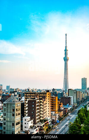 Kinshicho, Tokyo/Japan - Juni 22, 2018: Die Hauptstraße nach Tokio Skytree bei Sonnenaufgang auf LOTTE CITY HOTEL Stockfoto