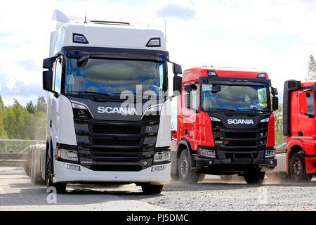 Nächste Generation Scania R 650 (Weiß) und R650 XT Lkw Traktoren (rot) und Wind, Sand rund um Lkws, die in Seinäjoki, Finnland - 11 August 2018. Stockfoto