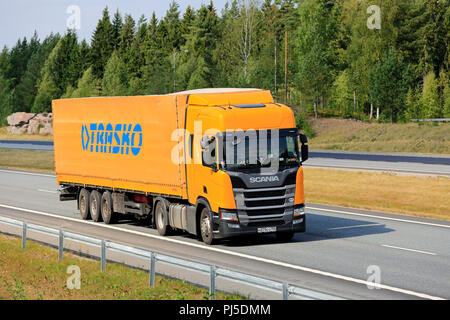 Gelbe Next Generation Scania R440 semi Trailer von Trasko Hols waren auf der Autobahn E 18 auf einem Tag des Sommers in Salo, Finnland - 17. August 2018. Stockfoto