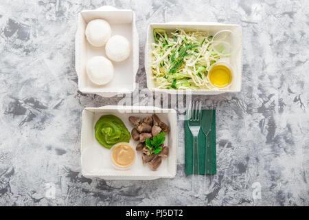 Gesundes Essen. Essen nach rechts Konzept, sauber. das Essen weg in Papier, Kartons, Gemüse Salate und Chicken Herzen und Brokkoli, Püree Dessert von Quark Kugeln w Stockfoto