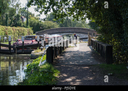 Mann die Gatter für eine 15-04 verhandeln schwarzen Buchsen verriegeln (Nummer 85) auf die Grand Union Canal, Harefield Middlesex, England, Großbritannien Stockfoto