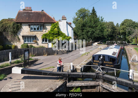 Frau betreibt Canal lock für ein 15-04 verhandeln schwarzen Buchsen verriegeln (Nummer 85) auf die Grand Union Canal, Harefield Middlesex, England, Großbritannien Stockfoto