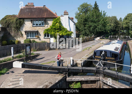 Frau betreibt Canal lock für ein 15-04 verhandeln schwarzen Buchsen verriegeln (Nummer 85) auf die Grand Union Canal, Harefield Middlesex, England, Großbritannien Stockfoto