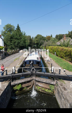 Frau betreibt Canal lock für ein 15-04 verhandeln schwarzen Buchsen verriegeln (Nummer 85) auf die Grand Union Canal, Harefield Middlesex, England, Großbritannien Stockfoto