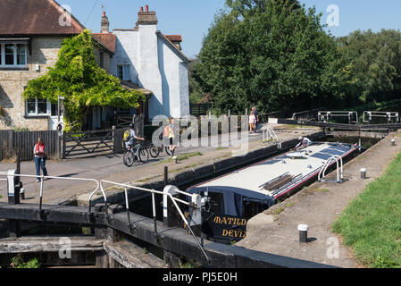 Kanal 15-04 verhandeln schwarzen Buchsen verriegeln (Nummer 85) auf die Grand Union Canal, Harefield Middlesex, England, Großbritannien Stockfoto